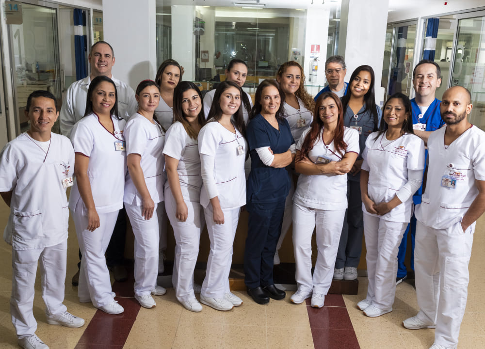 ​Especialistas, médicos y personal de enfermería de la Unidad de Cuidados Intensivos del Hospital Manuel Uribe Ángel 