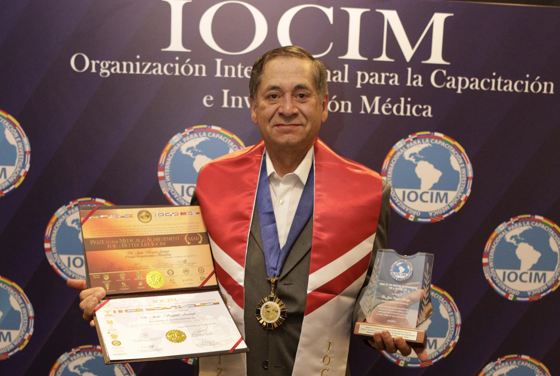 Dr. Jesús Vásquez Arango, recibe el Premio a la Excelencia en Salud