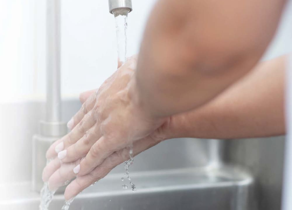 Personal de salud lavando sus manos con agua y jabón